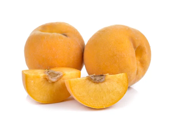 Спелый желтый персик на белом фоне — стоковое фото