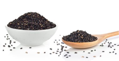 Susam beyaz arka plan üzerinde kase