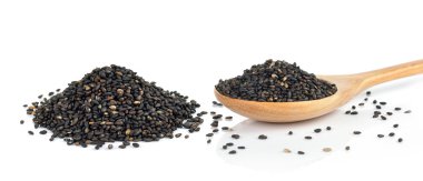 beyaz zemin üzerine kaşık susam