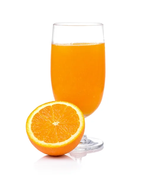 Jus d'orange en oranje geïsoleerd op witte achtergrond — Stockfoto