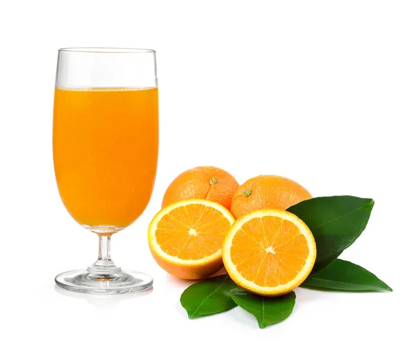 Orangensaft und Orange isoliert auf weißem Hintergrund — Stockfoto