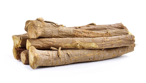 Beyaz arka plan üzerinde izole meyan kökü kökleri