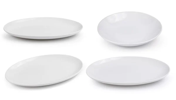 Пустая белая тарелка на белом фоне — стоковое фото