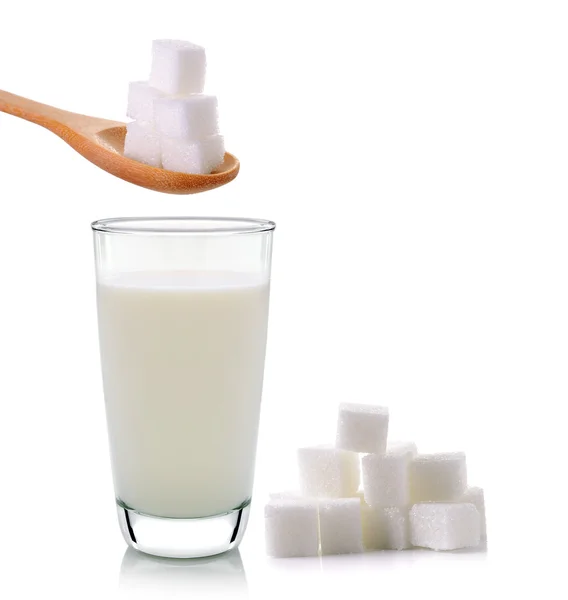 Bicchiere di latte con zucchero su sfondo bianco — Foto Stock