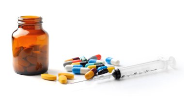   şırınga ve şişe beyaz arka plan üzerinde haplarım