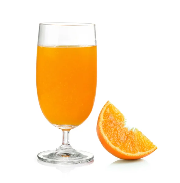 Jus d'orange en oranje geïsoleerd op witte achtergrond — Stockfoto