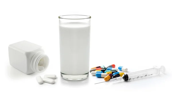 Pil en glas melk geïsoleerd op witte achtergrond — Stockfoto