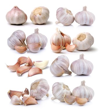 Beyaz arkaplanda sarımsak izole edilmiş.
