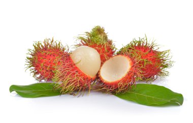 beyaz arkaplanda rambutan