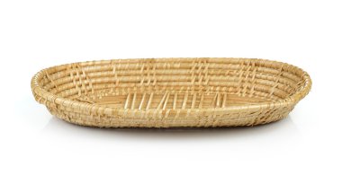 Beyaz arkaplanda izole edilmiş vintage dokuma sepeti