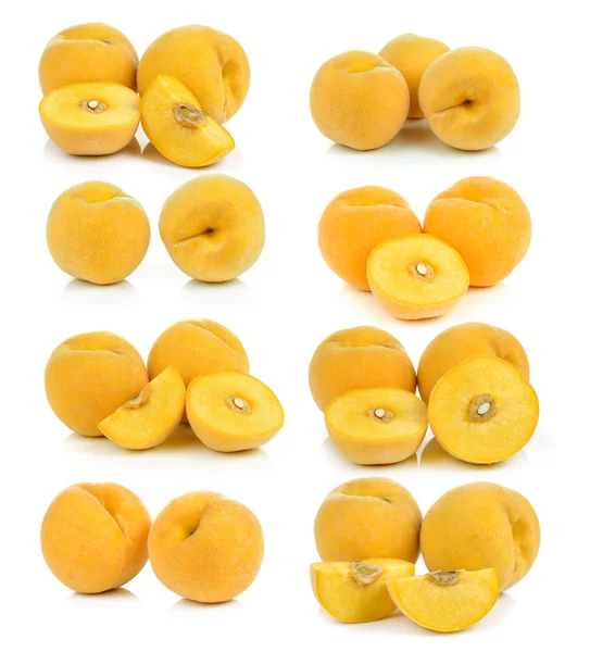 Mogen gul persika på vit bakgrund — Stockfoto