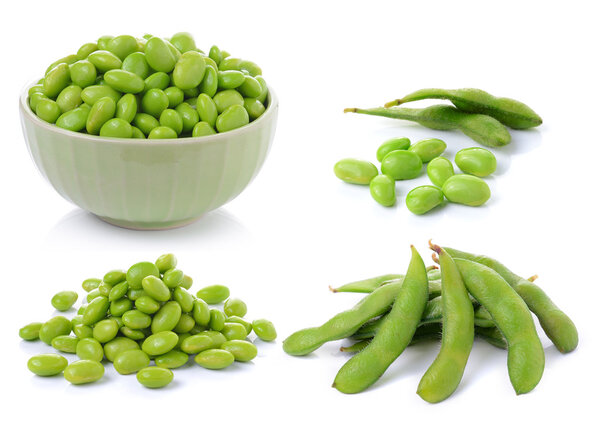 зеленые соевые бобы на белом фоне