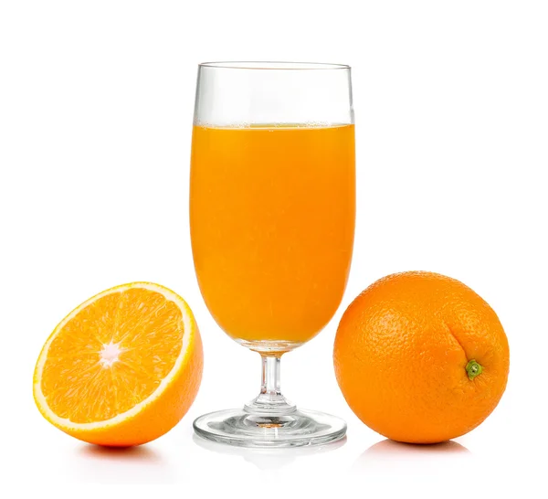 Orangensaft und Orange isoliert auf weißem Hintergrund — Stockfoto