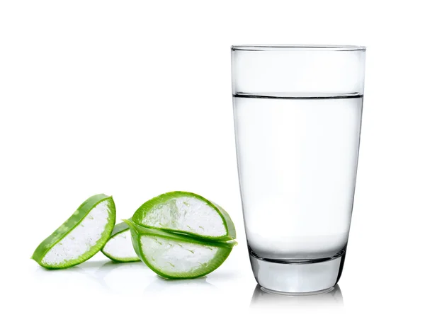 Groene Aloë vera met water geïsoleerd over Wit — Stockfoto