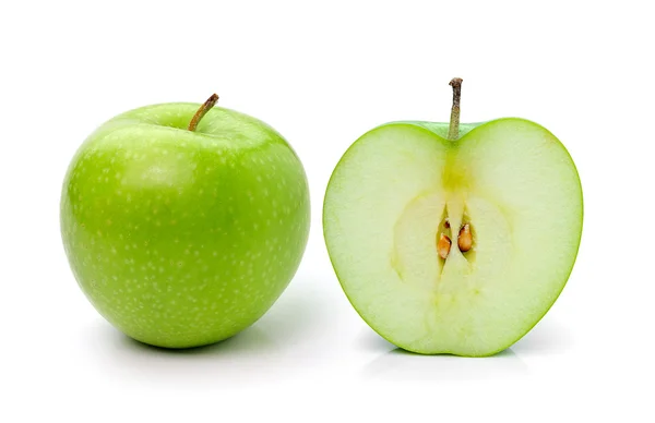 Rebanada de manzana verde aislada sobre fondo blanco — Foto de Stock