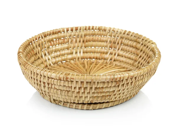 Vintage cesta de mimbre tejido aislado sobre fondo blanco —  Fotos de Stock