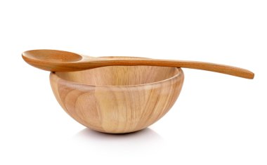 Ahşap kase ve tahta kaşık beyaz arka planda