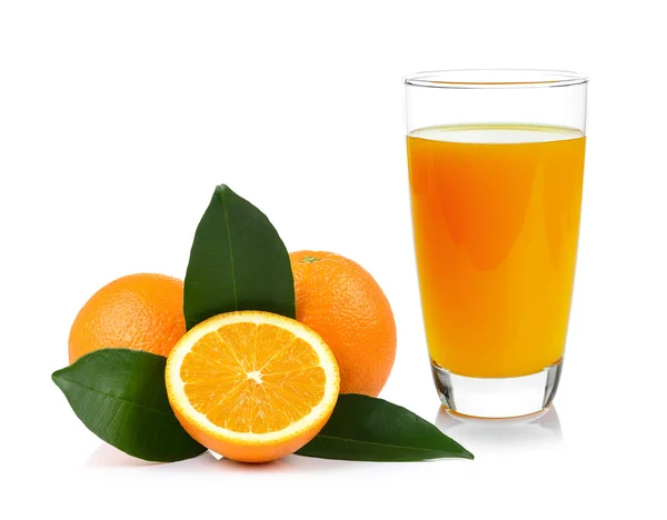 Jus d'orange en oranje geïsoleerd op witte achtergrond — Stockfoto