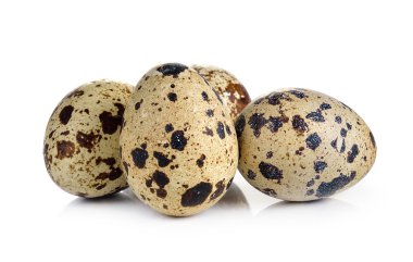 Bıldırcın yumurtaları beyaz arka planda izole edilir.