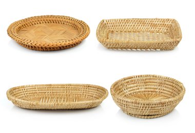 Beyaz arkaplanda izole edilmiş vintage dokuma sepeti