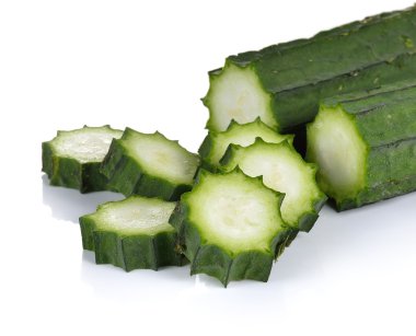 beyaz zemin üzerine taze lif kabağı