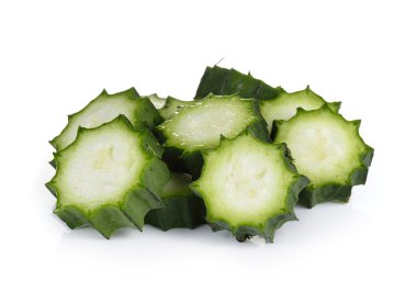 beyaz zemin üzerine taze lif kabağı