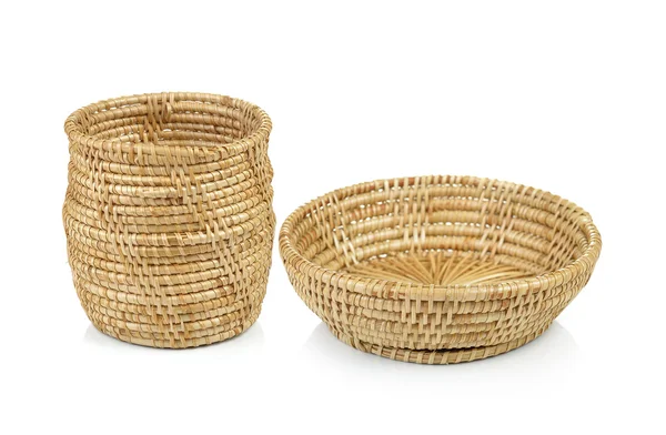 Vintage cesta de mimbre tejido aislado sobre fondo blanco —  Fotos de Stock