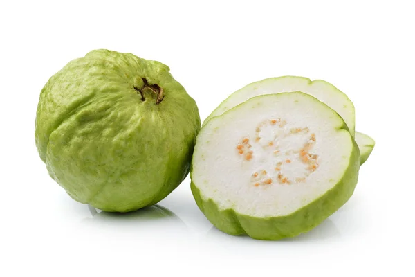 Guava ovoce na bílém pozadí — Stock fotografie