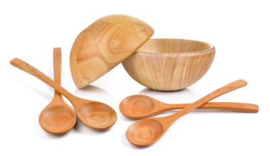 tahta kaşık ve beyaz arka plan üzerinde ahşap kase