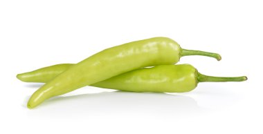 yeşil biberler beyaz arkaplanda izole