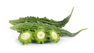 Beyaz arkaplanda izole edilmiş acı kavun dilimleri