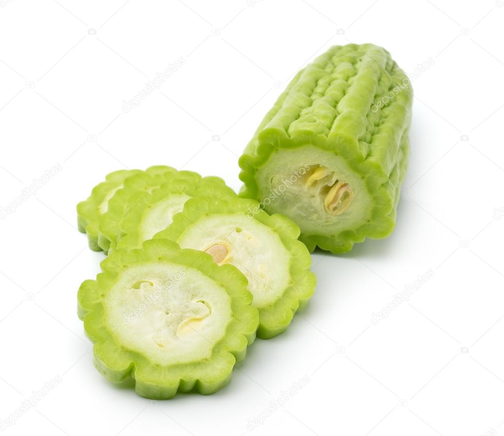 Rodajas de melón amargo aisladas sobre fondo blanco 2023