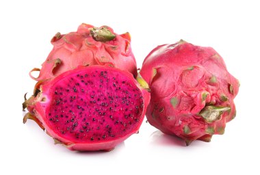 Beyaz arka planda kırmızı ejderha meyvesi