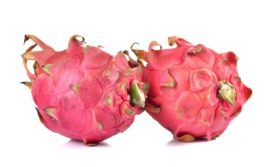 Beyaz arka planda kırmızı ejderha meyvesi