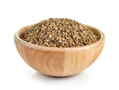 Kişniş tohumu beyaz arka plan üzerinde ahşap kase