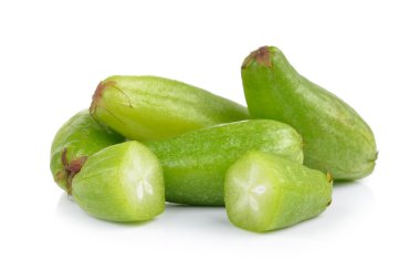 Bilimbi (Averhoa bilimbi Linn.) veya salatalık meyve üzerinde beyaz backg