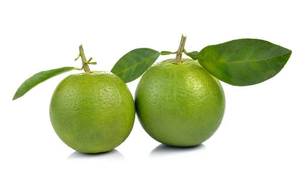 Verse zoete oranje met verlaat op witte achtergrond — Stockfoto