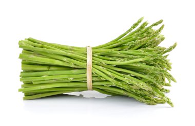 beyaz arkaplanda kuşkonmaz