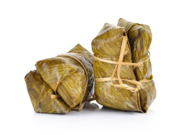 Beyaz arka plan üzerinde yapışkan pirinç Tay muz