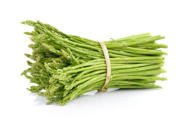 beyaz arkaplanda kuşkonmaz