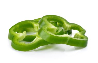 Beyaz arka plan üzerinde izole dilimlenmiş yeşil biber