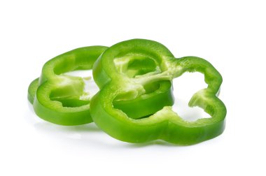 Beyaz arka plan üzerinde izole dilimlenmiş yeşil biber