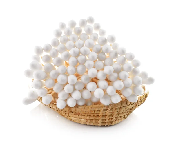 Botão de algodão na cesta no fundo branco — Fotografia de Stock