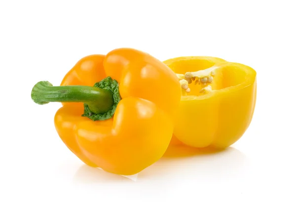 In Scheiben geschnittene gelbe Paprika isoliert auf weißem Hintergrund — Stockfoto