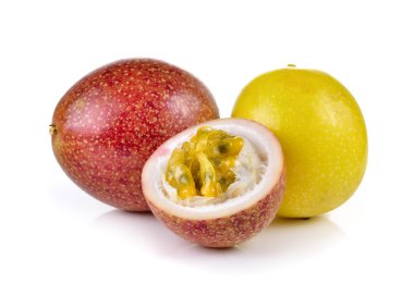 Tutku meyvesi beyaz arkaplanda izole