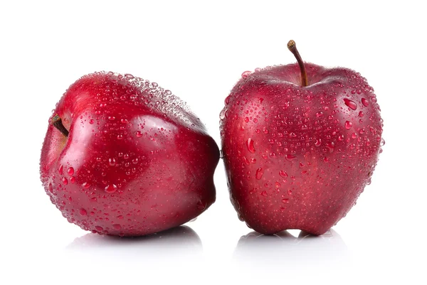 Rött äpple med vattendroppar på vit bakgrund — Stockfoto