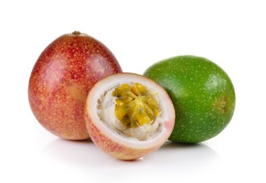 Tutku meyvesi beyaz arkaplanda izole