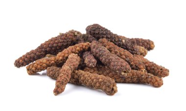 Beyaz arkaplanda uzun biber