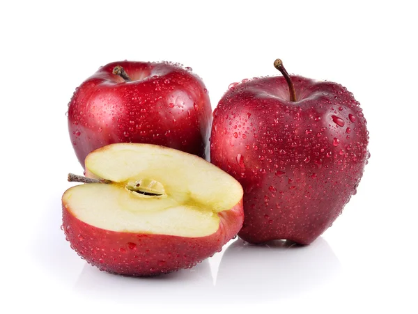 白い背景に水滴のついた赤いリンゴ — ストック写真