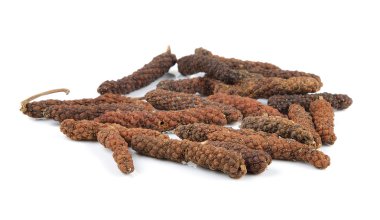 Beyaz arkaplanda uzun biber